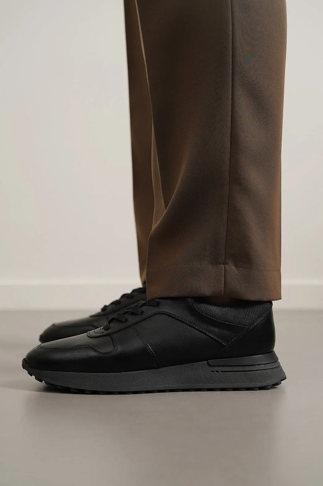 MONOTONE LEATHER SNEAKERS