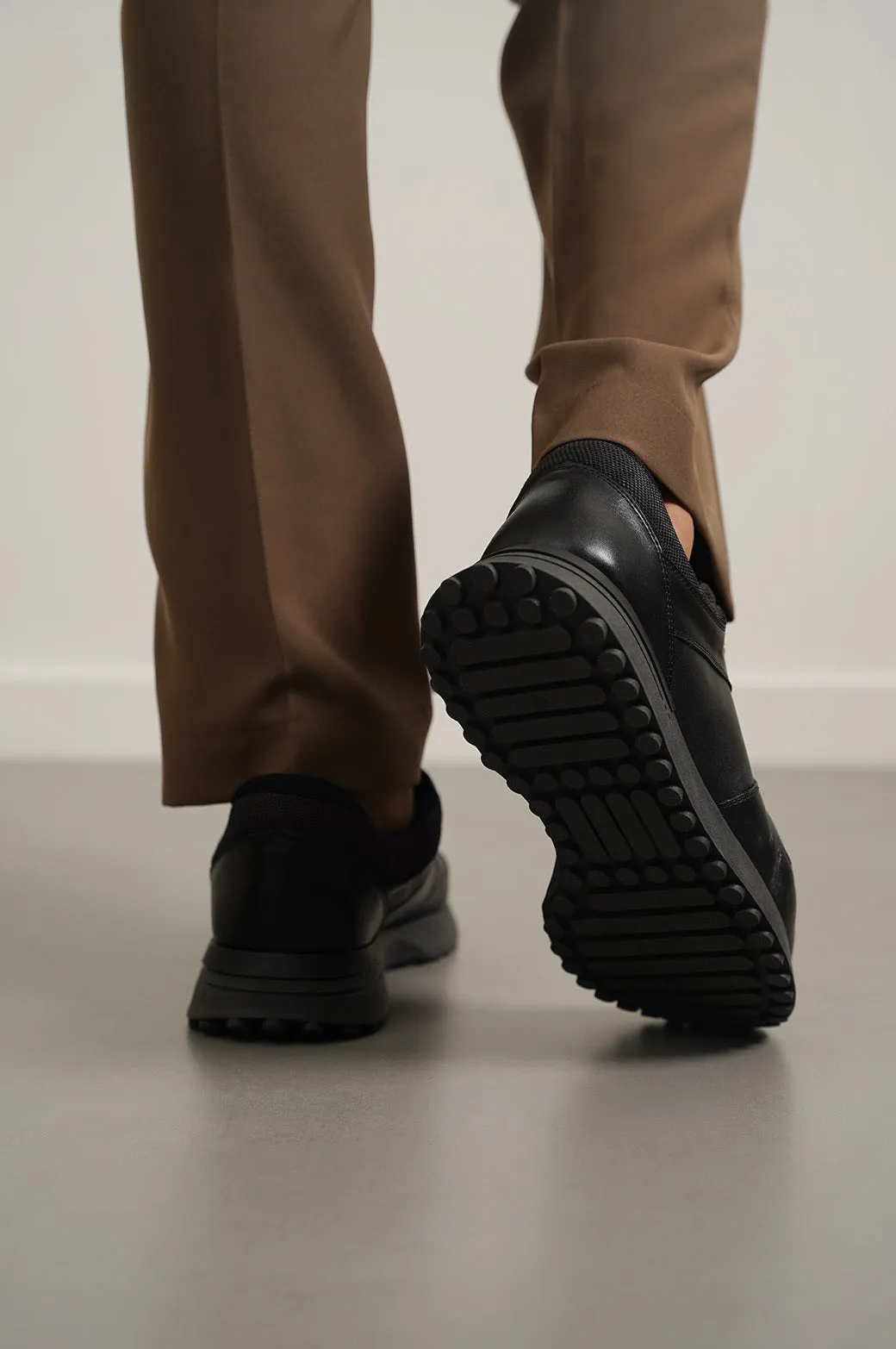 MONOTONE LEATHER SNEAKERS