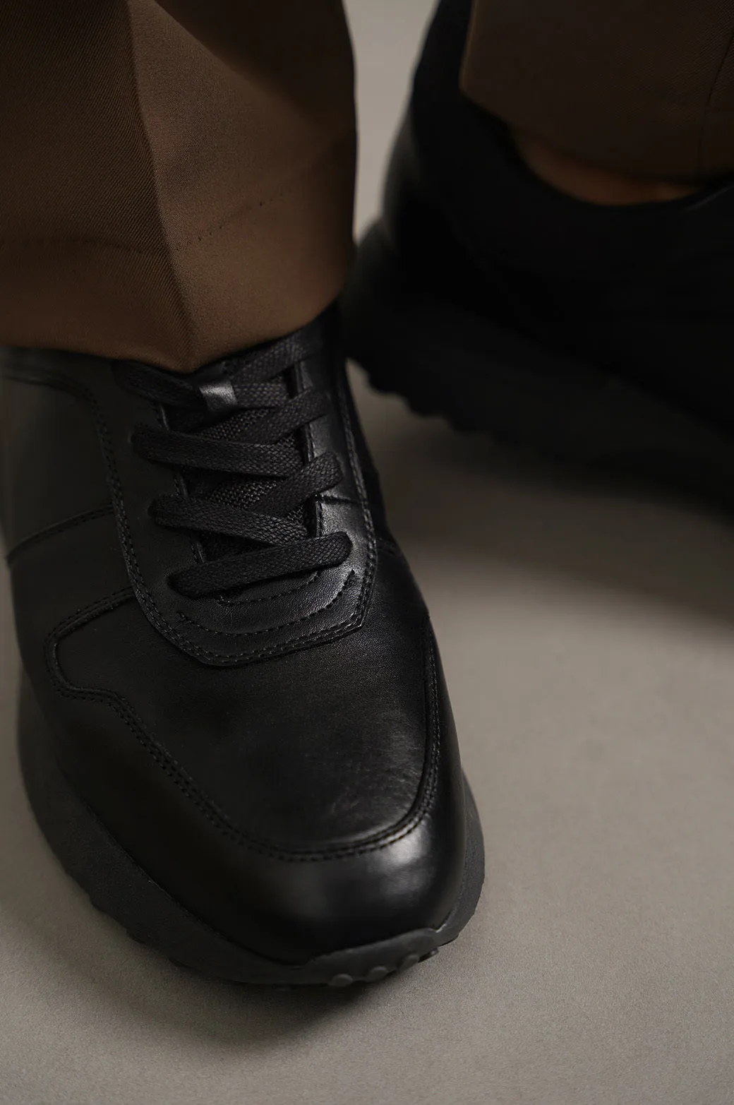 MONOTONE LEATHER SNEAKERS